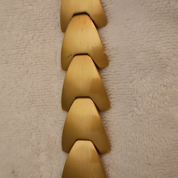 ELLEN TRACY Matte Goldtone Articulated Modernist Scale Bracelet - Picture 5 of 8